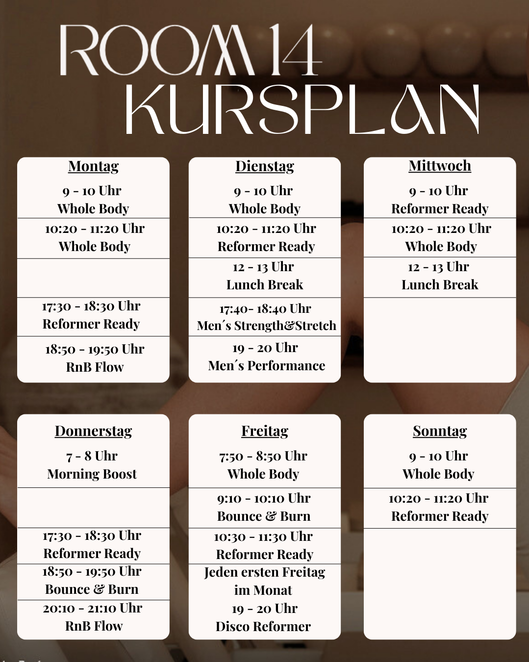 Trainingsplan für den Kursraum 14, mit Zeitplänen für verschiedene Tage der Woche, inklusive Whole Body, Reformer Ready, Men's Strength & Stretch, Mens Performance, RnB Flow, Bounce & Burn, Disco Reformer, und Frühstückszeiten.