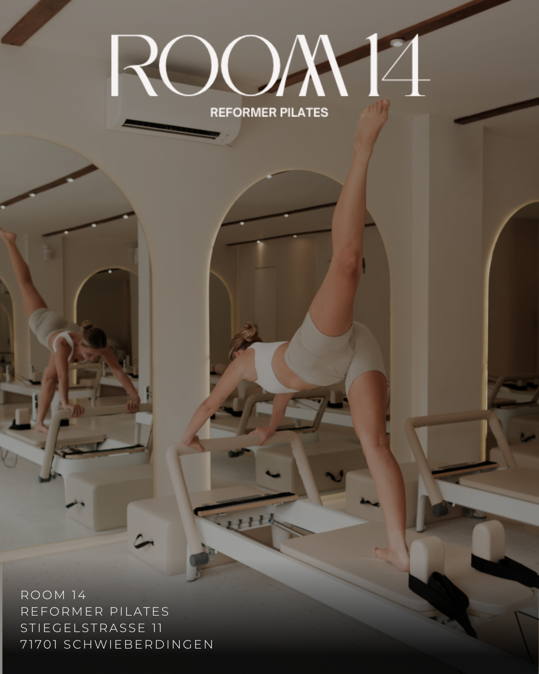 Menschen bei Reformer Pilates-Übungen in einem Studio, weiße Wände, Bänke, Spiegel, und eine Beleuchtung.