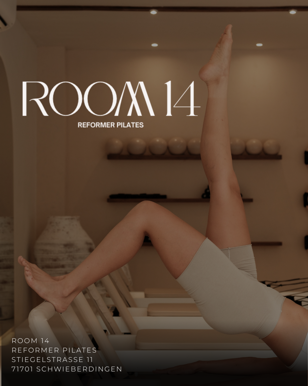 Reformer Pilates Pose mit einer Frau, im Hintergrund sind Regale und Dekorationen.