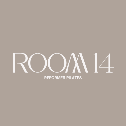 Logo mit Text 'ROOM 14' und 'Reformer Pilates' auf beige Hintergrund