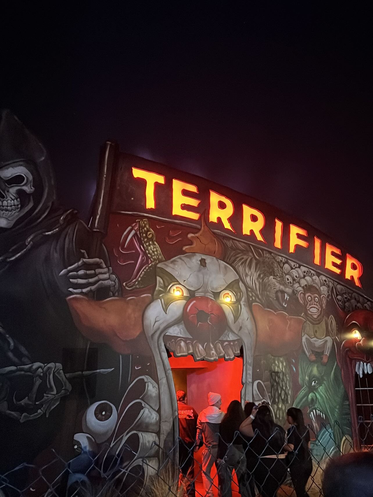 Halloween Horror Nights 2025 🤡🎃👻 

SO much fun last night at the opening of Halloween Horror Nights in Hollywood with the @officialterrifier3 team, celebrating the Terrifier house!! So crazy cool to see this universe brought to life &amp; to see p