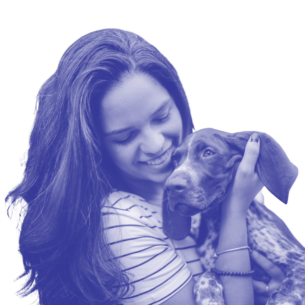 Una mujer le sonríe a un perro blanco de tamaño mediano que también le está sonriendo