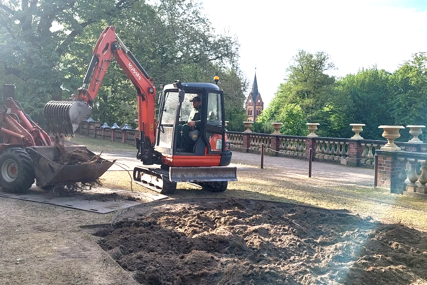 Erdarbeiten in historischem Umfeld