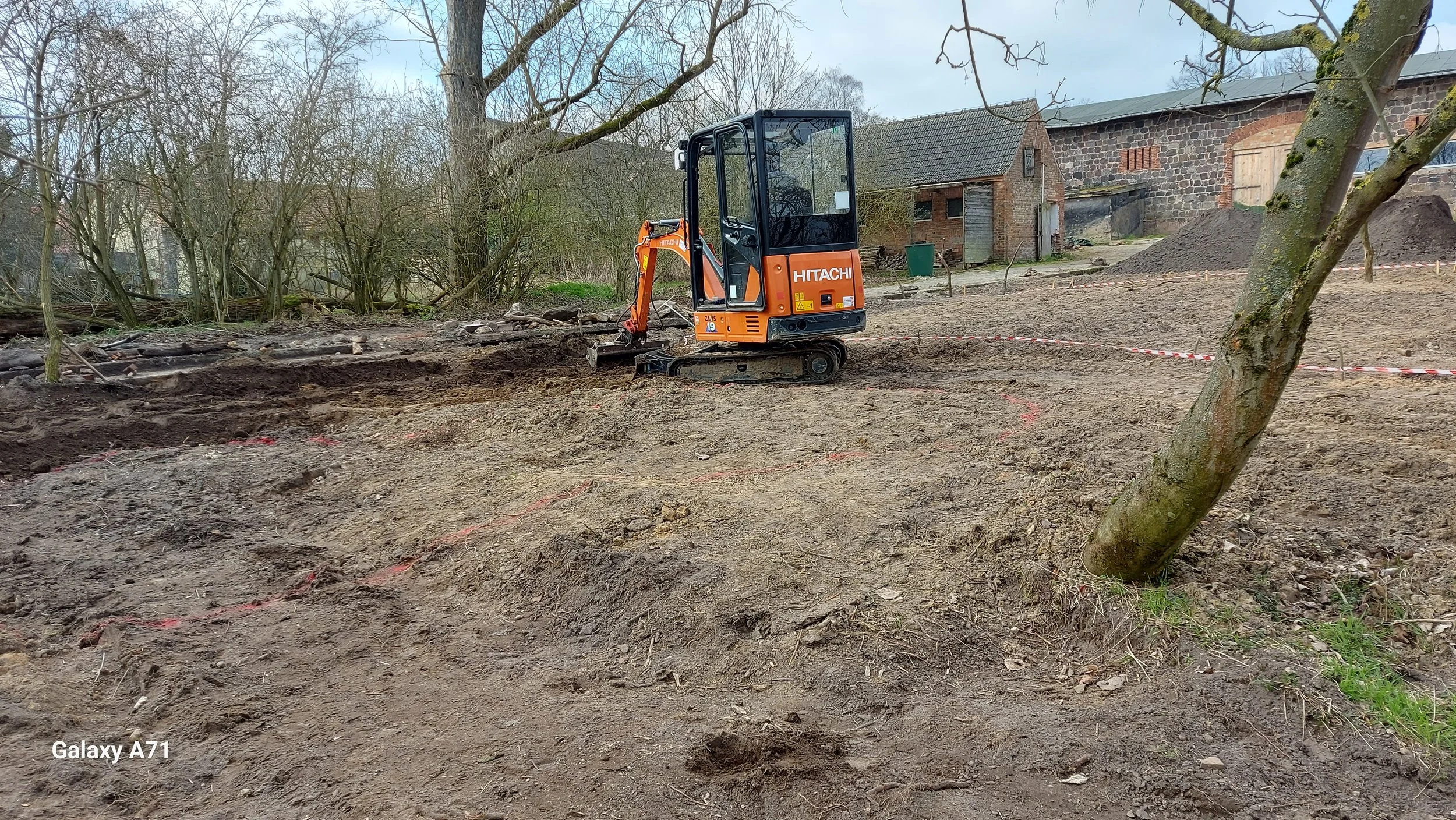 Erste Erdarbeiten auf dem Weg zum Garten