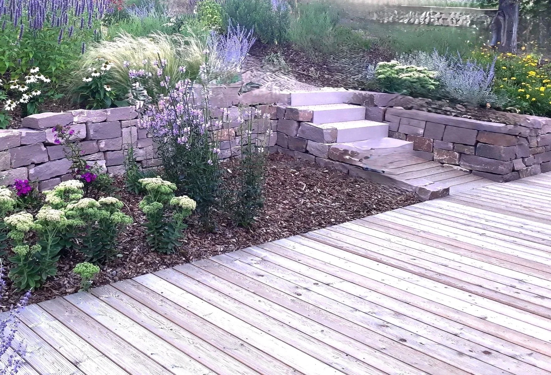 Garten mit Steintreppe, Trockenmauer und Holzterasse