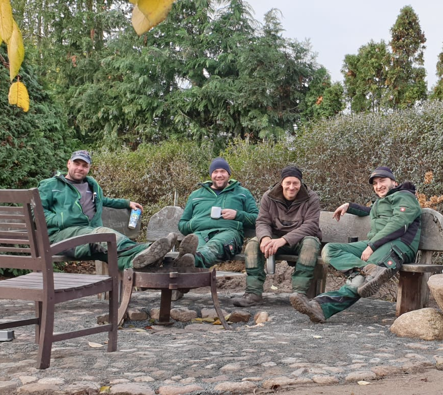 Das Bauteam von NEULAND GARTENGESTALTUNG hat endlich mal Pause.