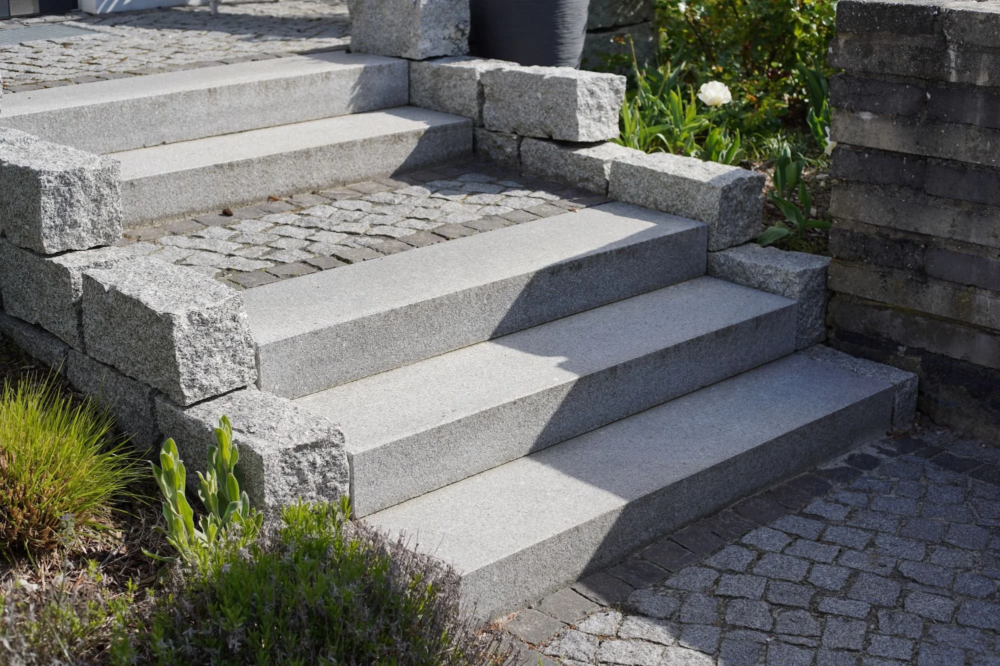 Treppe aus Granit ohne Beton gebaut