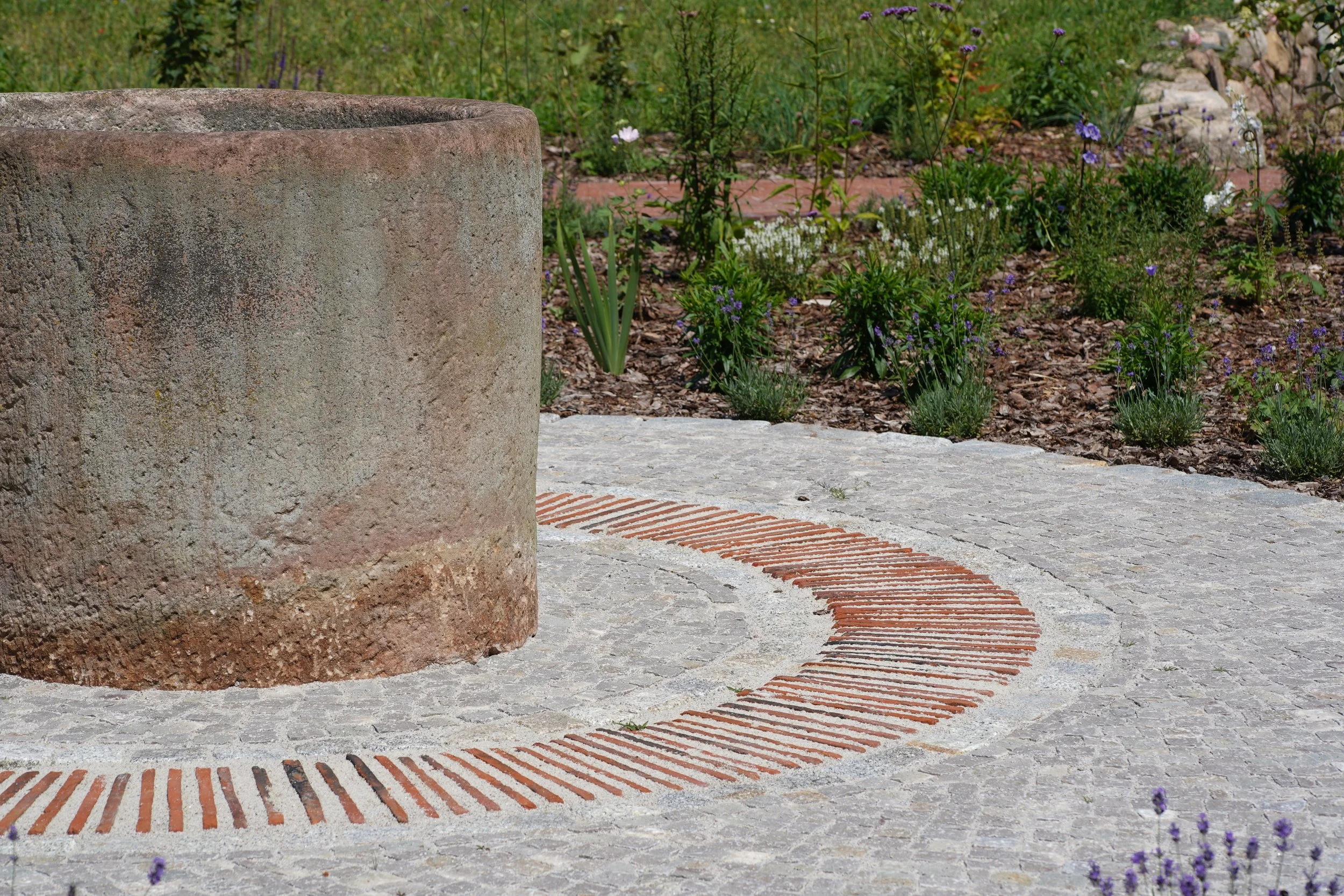 Pflasterung mit Biberschwanz