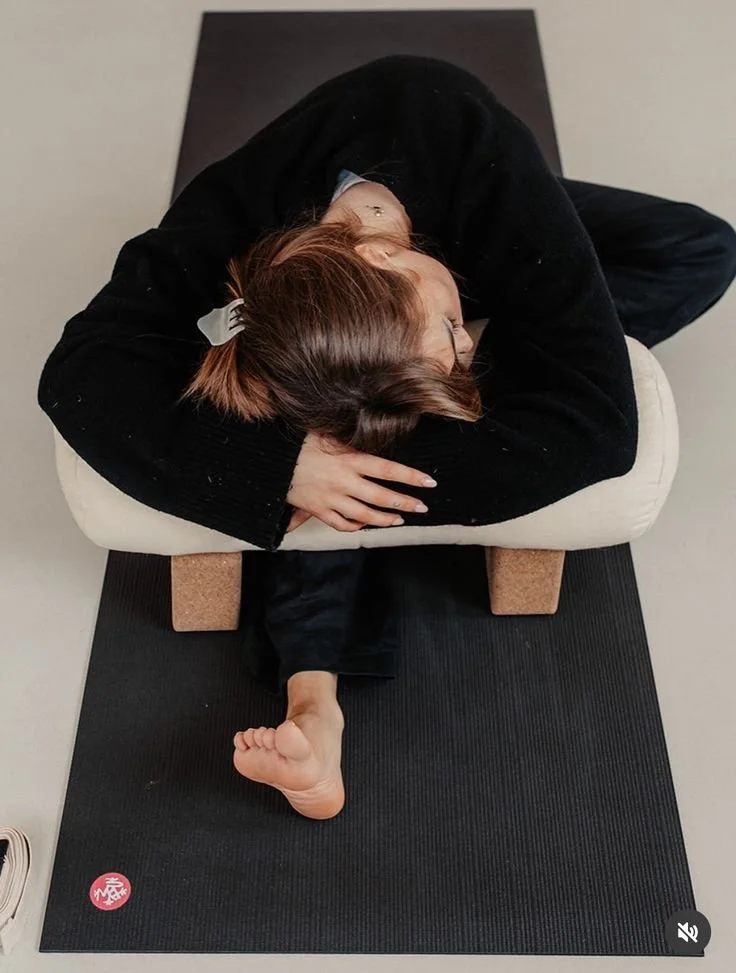 El yoga cuando más cuesta: practicar en medio del caos emocional