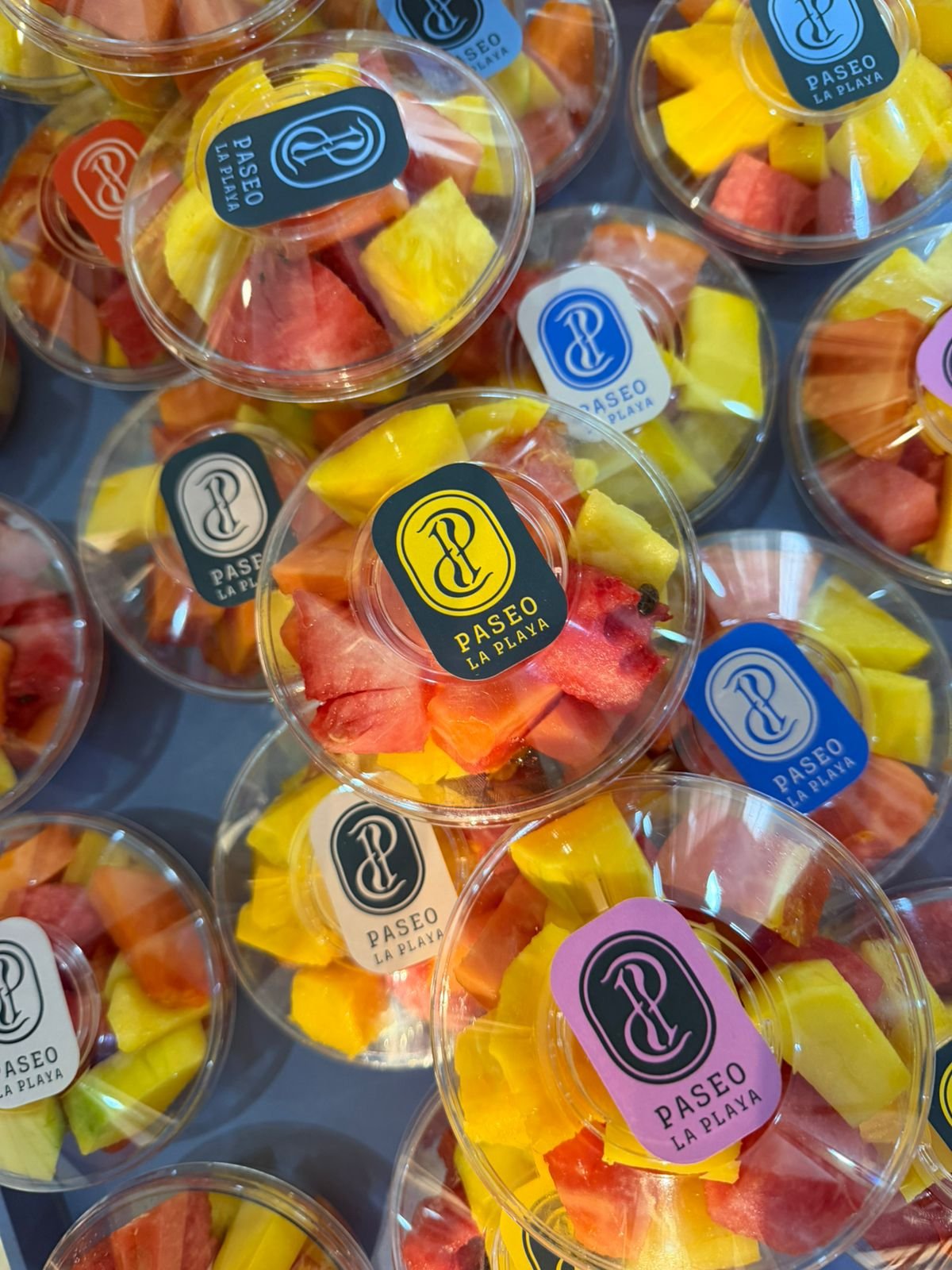 Frutas de bienvenida con el logo Paseo la Playa