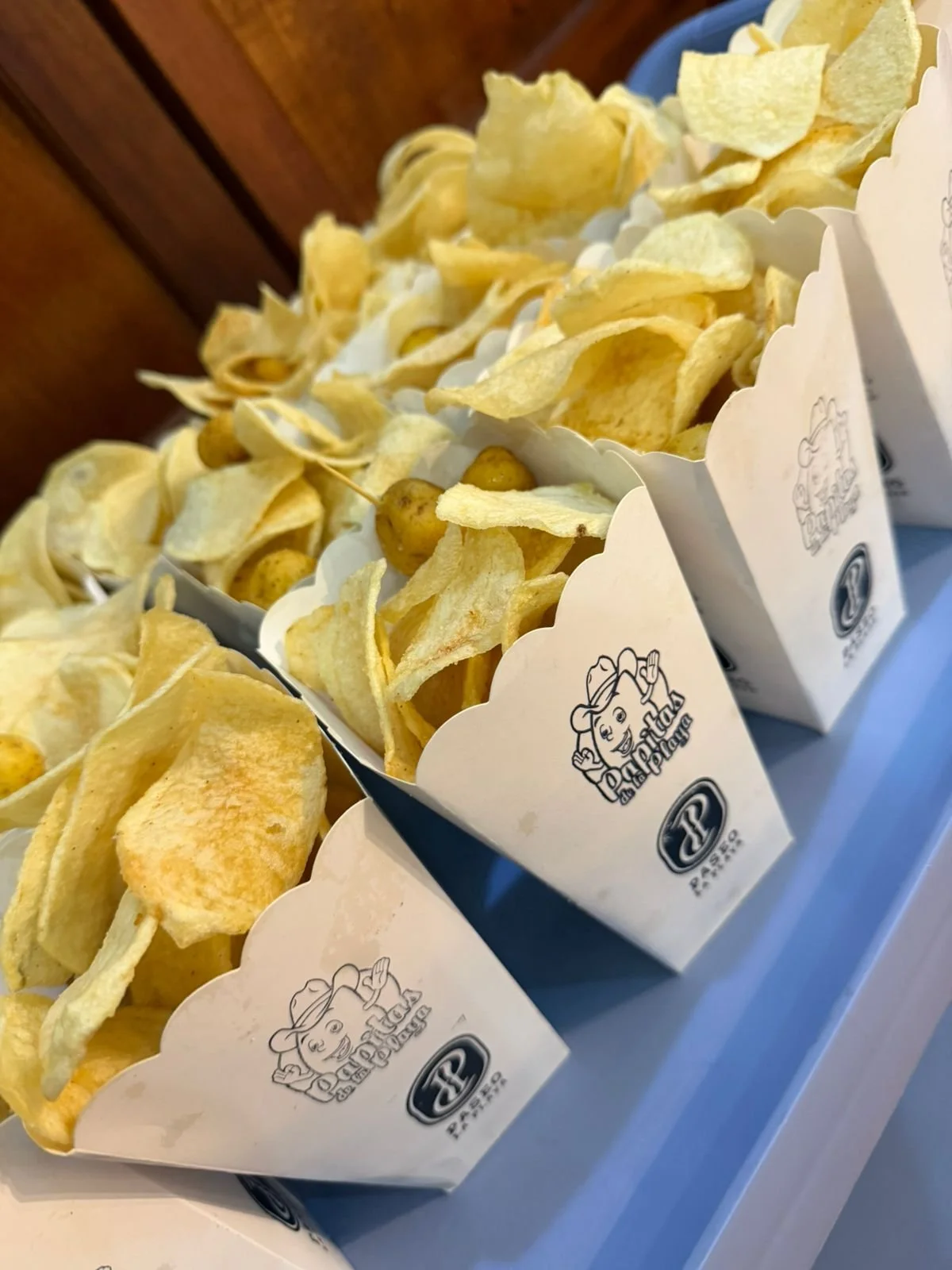 Empaque de las papitas marcadas con el logo de Paseo la Playa