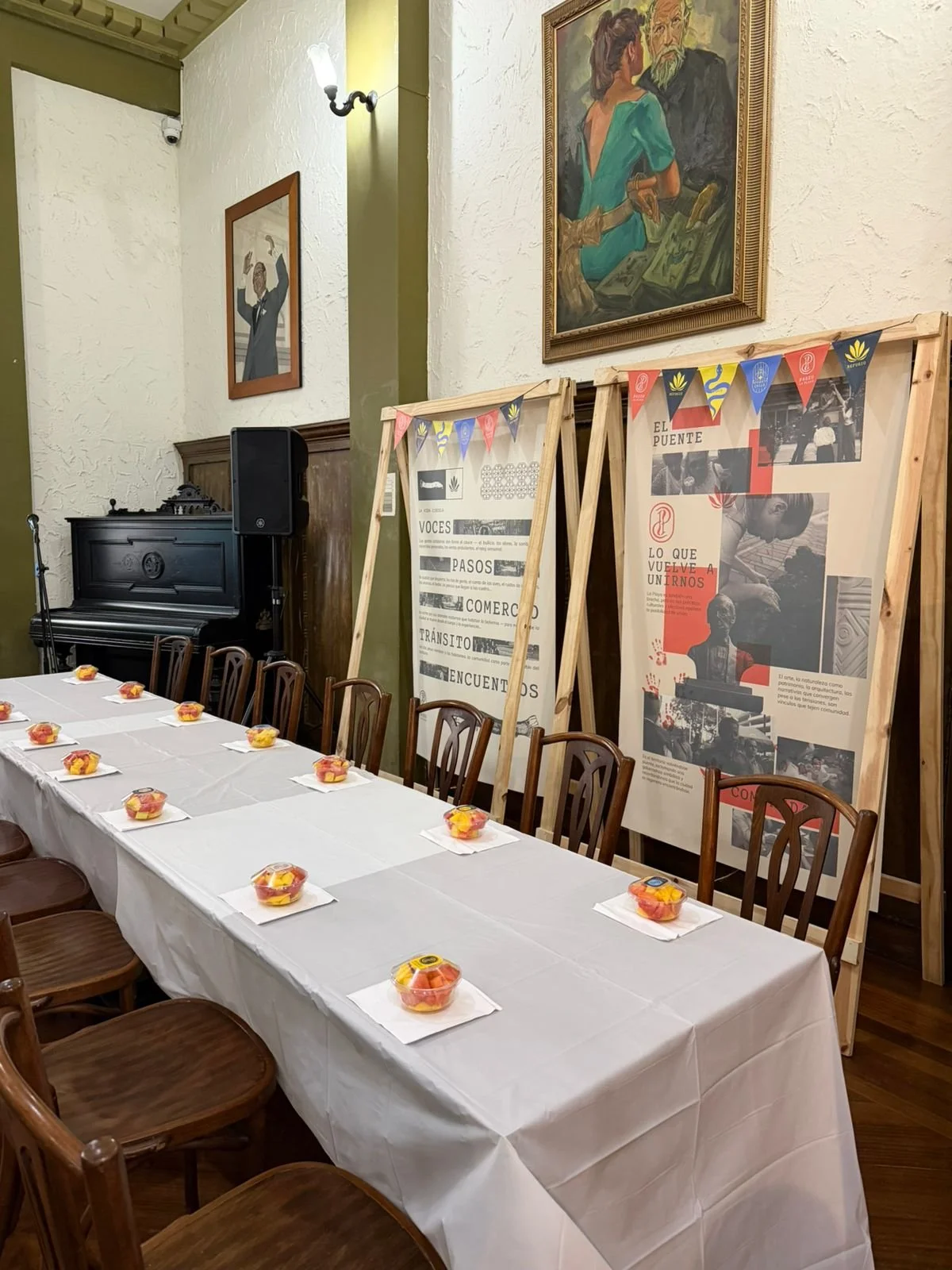 Mesas organizadas y frutas de bienvenida que se dieron al llegar a la cátedra