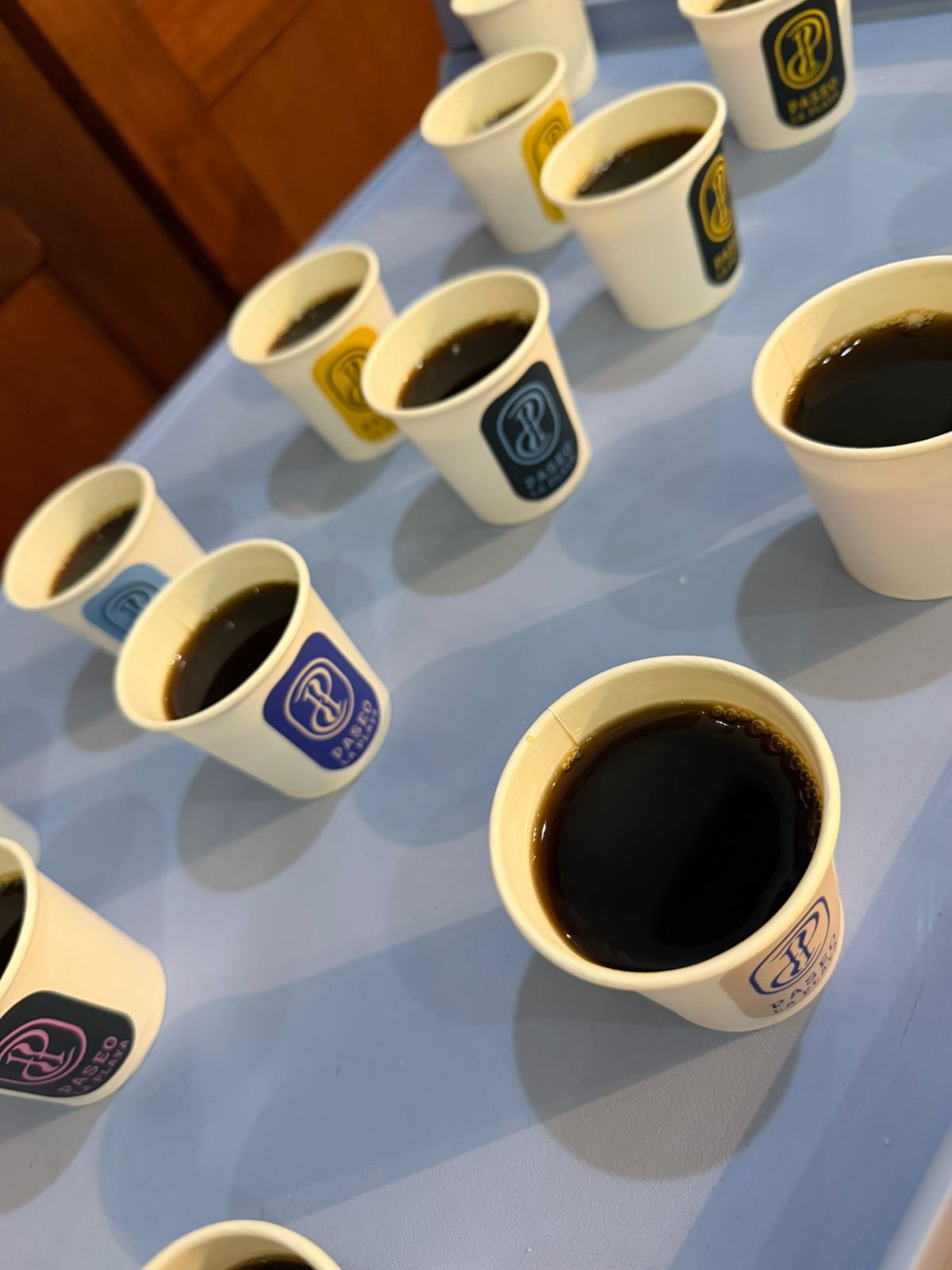 Café de la Avenida la playa con empaques del logo Paseo la Playa