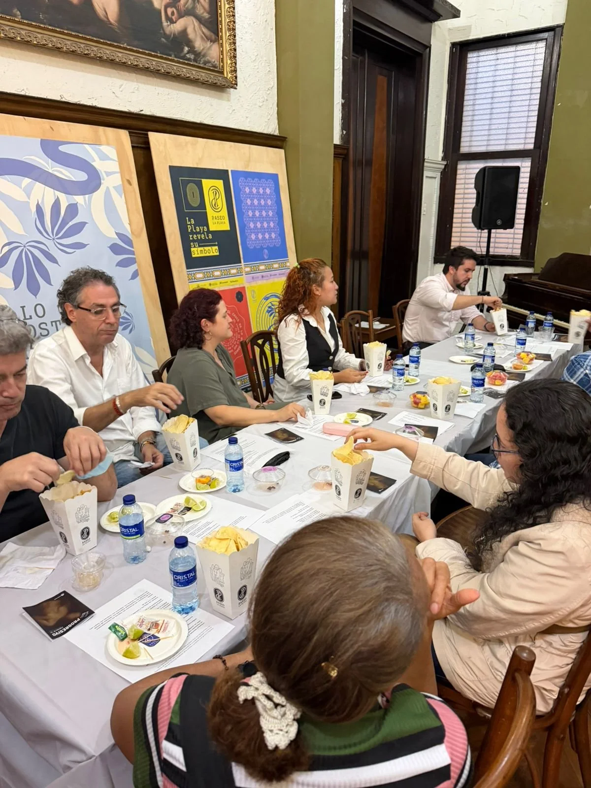Personas degustando de las papitas del Paseo la Playa