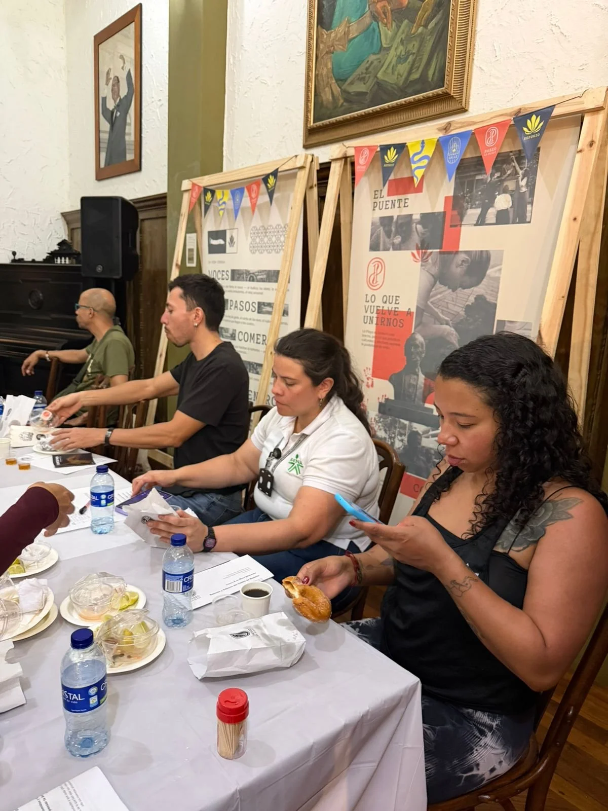 Personas comiendo churros y tomándole fotos
