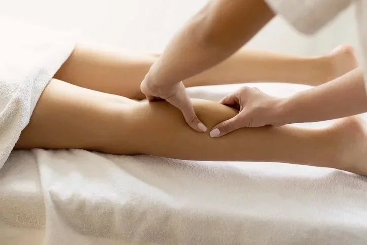 Une séance de massage des jambes et des mollets.