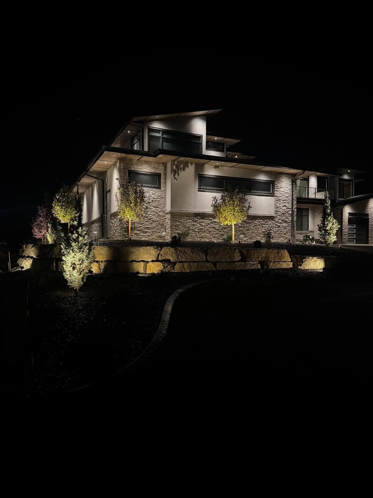 Nothing like nighttime 🌘✨
.
.
&bull; Booking 2026 #CookItUp
.
.
#landscape #landscapephotography #landscapedesign #calgarylandscaping #YYC #yyclandscaping #photographer #photoshoot #design #calgary #calgaryhomes