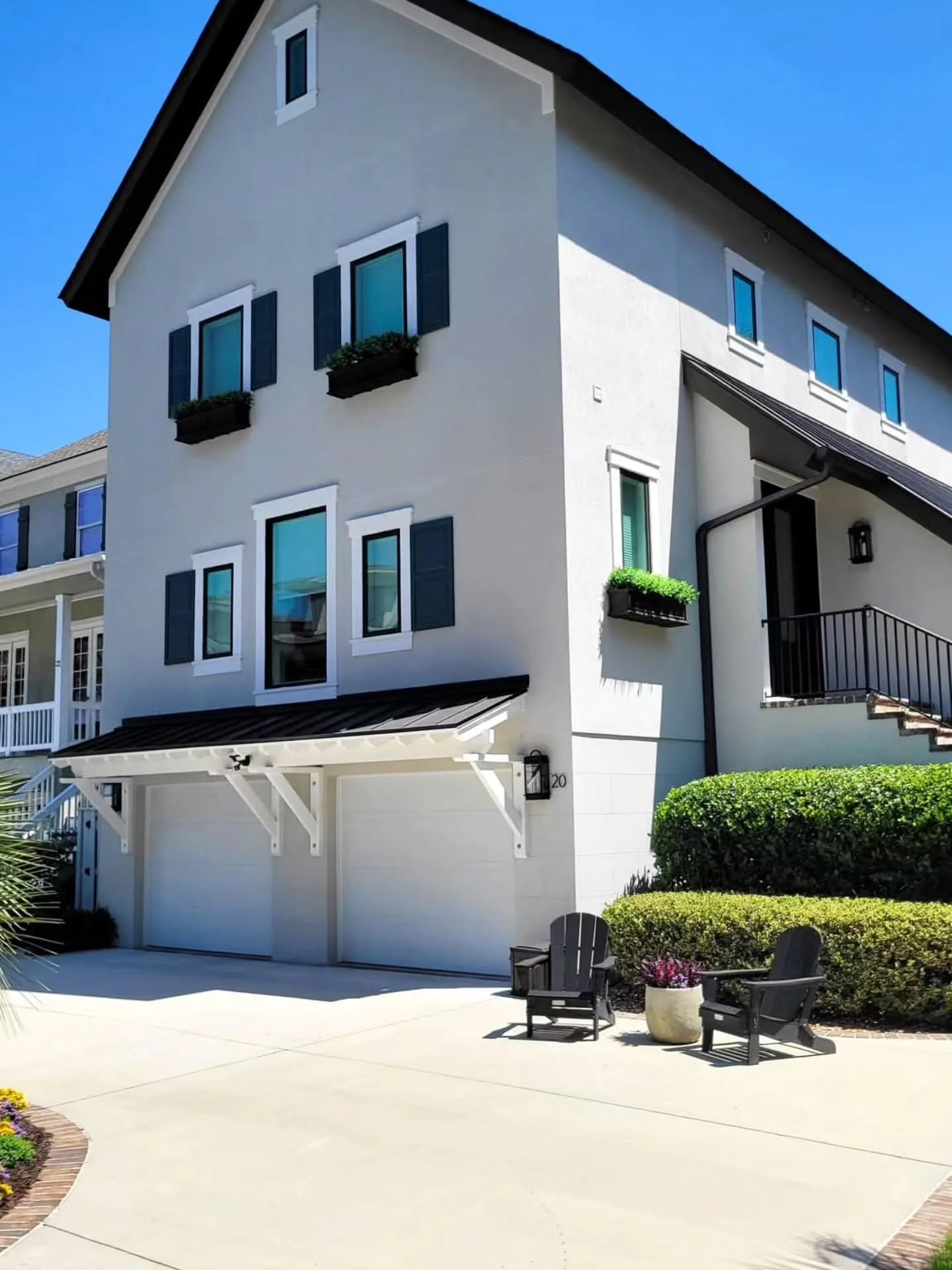 🏡✨ What&rsquo;s the point of a water view if the windows aren&rsquo;t crystal clear? 🌴

Fresh glass changes everything. 🤍

🔗 https://www.t2exteriors.com/contact

#HiltonHeadIsland #WaterFront #WindowCleaning #CoastalLuxury #T2Exteriors

T2 Exteri
