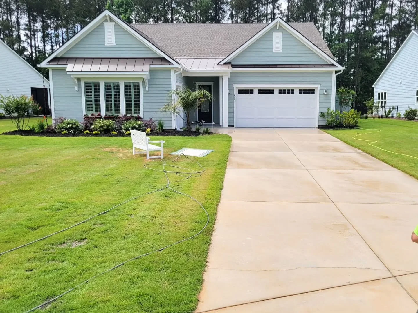✨💦 One clean house coming right up.

Fresh metal roofing.
Bright siding.
Clean concrete.

This 𝐑𝐢𝐯𝐞𝐫𝐭𝐨𝐧 𝐏𝐨𝐢𝐧𝐭𝐞 home is looking GOOD. 👌 

➠https://www.t2exteriors.com/contact

#RivertonPointe #HardeevilleSC #HouseWash #MetalRoofCleanin