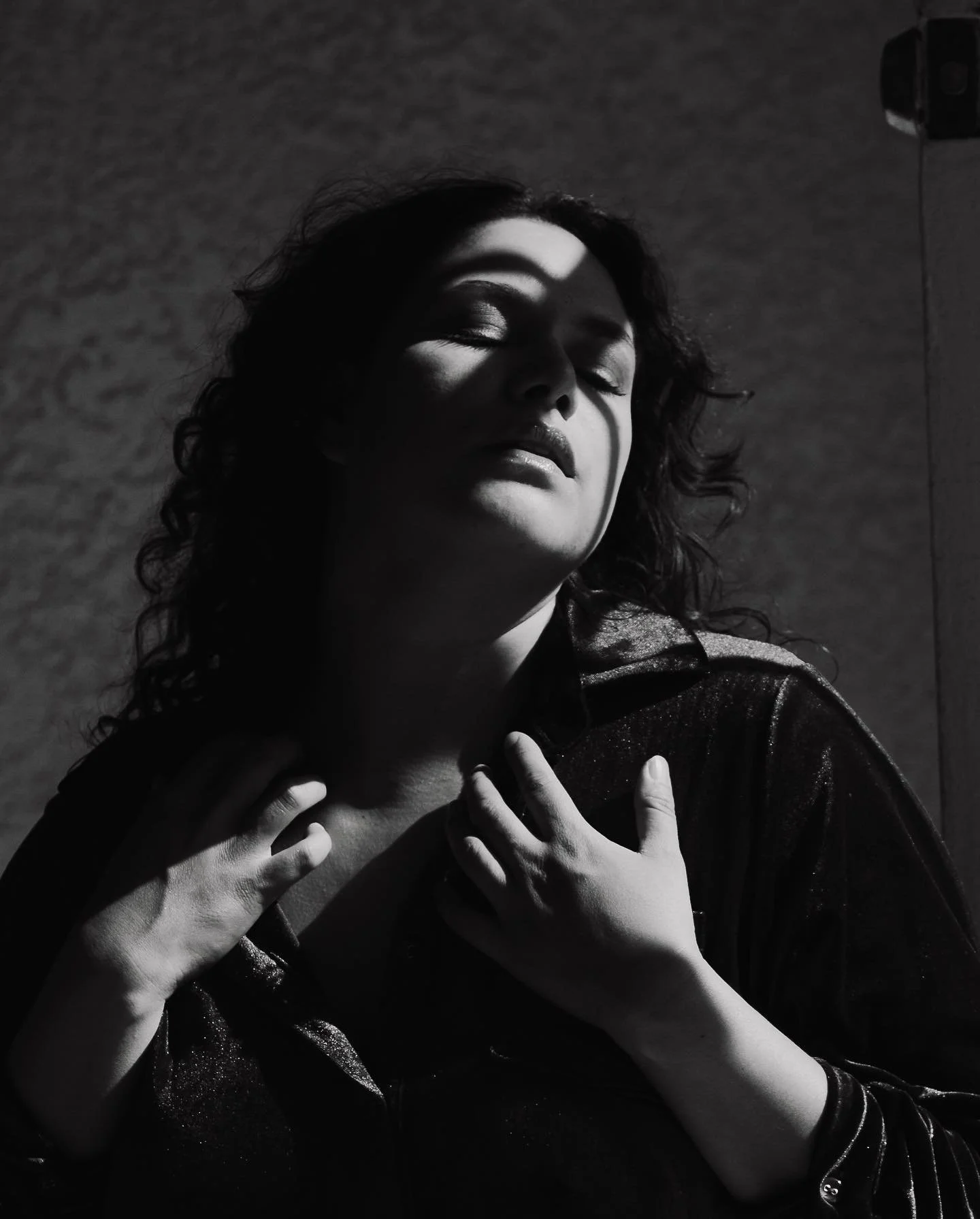 Yessi came to me to shoot some photos in her gorgeous los feliz apartment before she moved across town. This was such a special day 🫶🏻☀️