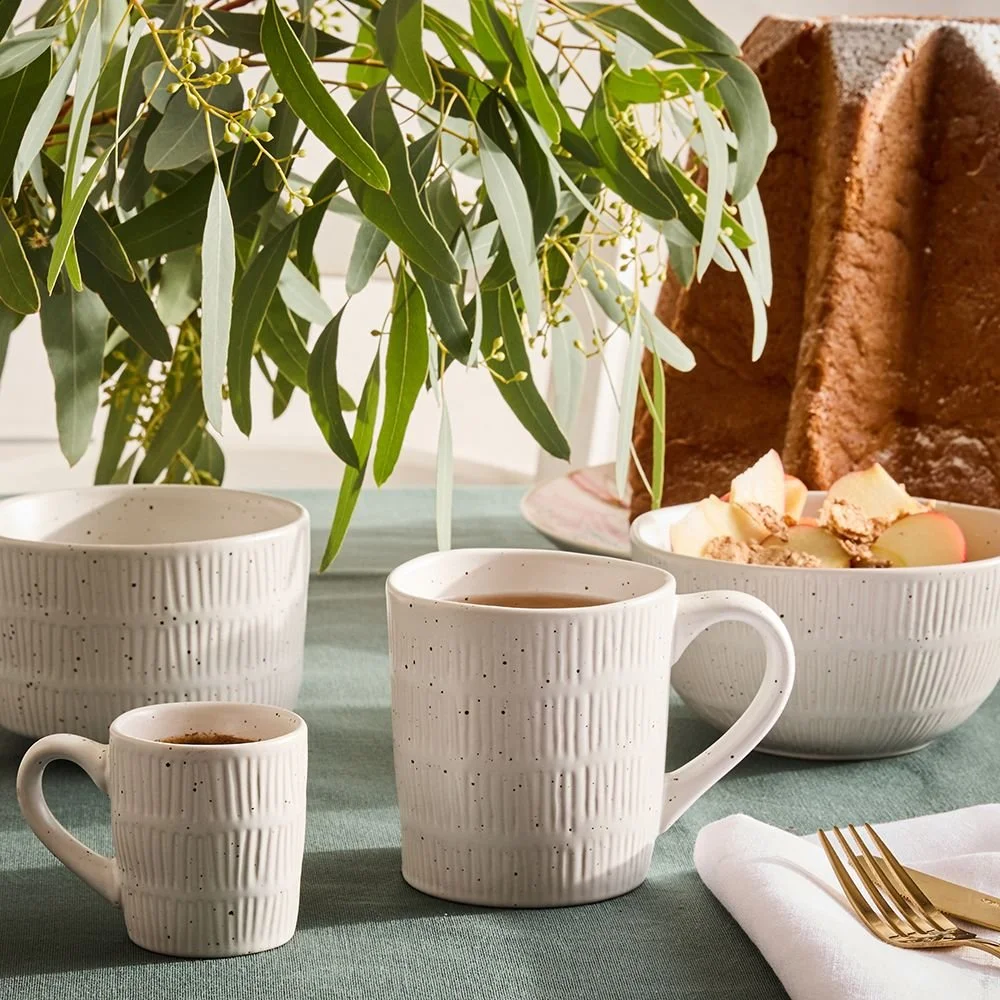 MU115096057 TAZA BLANCA PUNTOS NEGROS 3.jpg