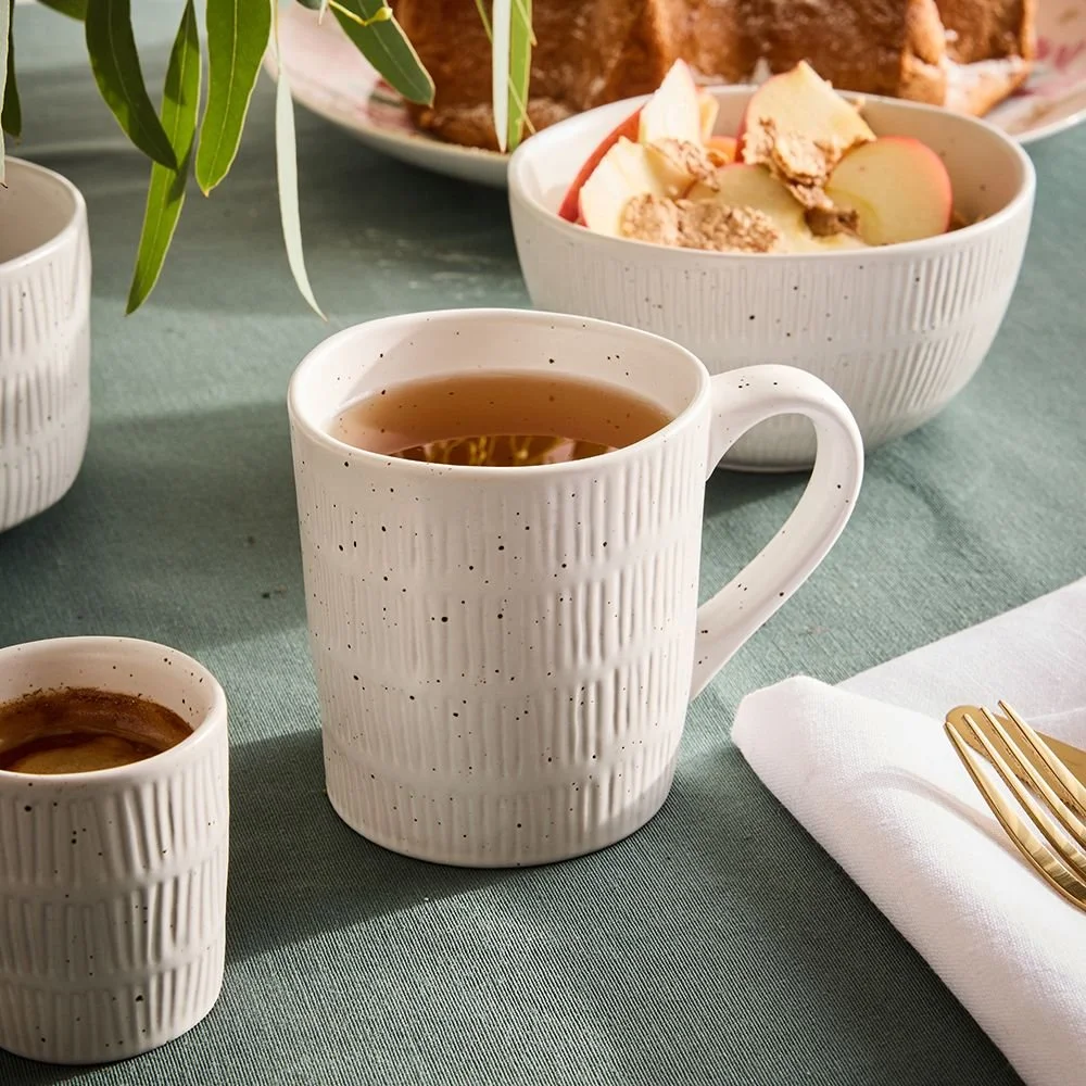 MU115096057 TAZA BLANCA PUNTOS NEGROS 2.jpg