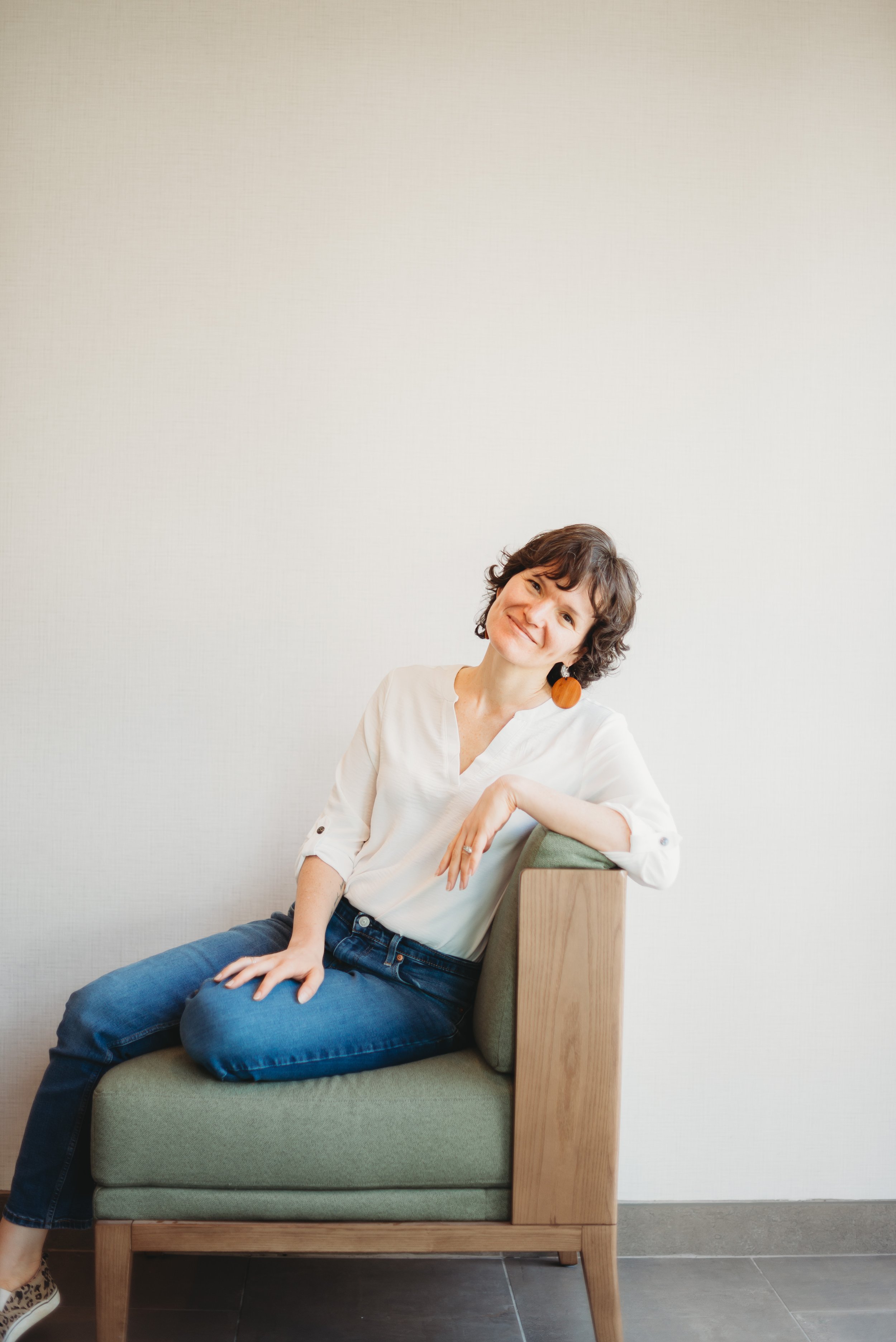 Compassionate therapist supporting women’s mental health and self-understanding.