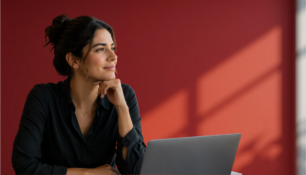 Emprendedora tomando decisiones directivas.