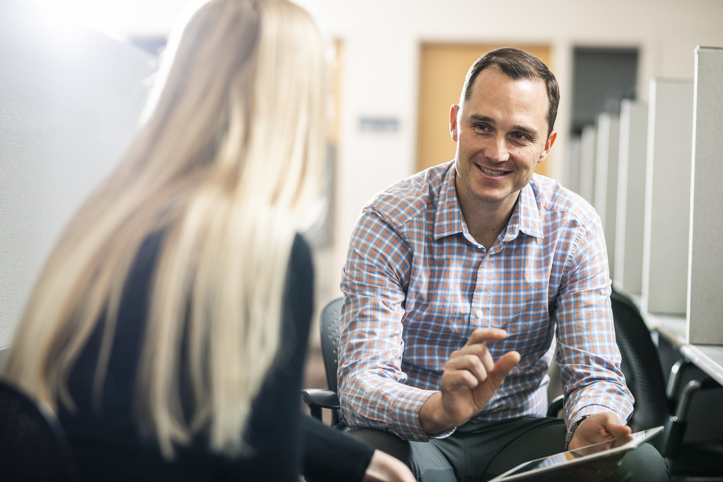 Professor Ryan Elder works with a consultant on advertising strategy.