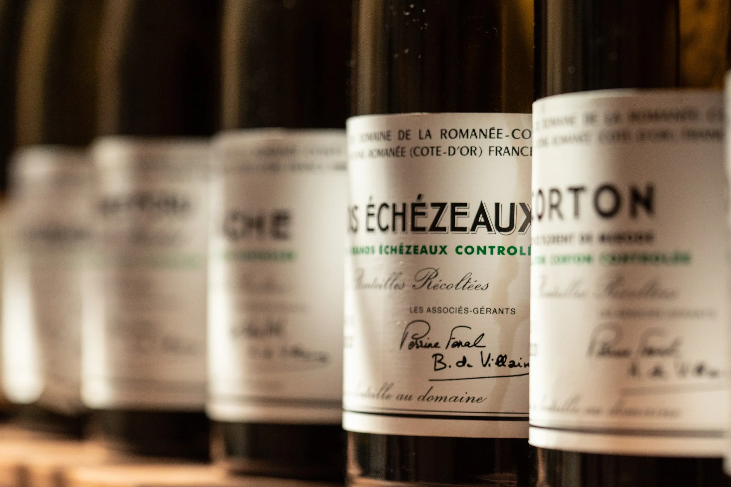 Vino in bottiglie con etichette che indicano Provenza Domaniale, provenienti da Château d'Eschezeaux, regione della Francia.