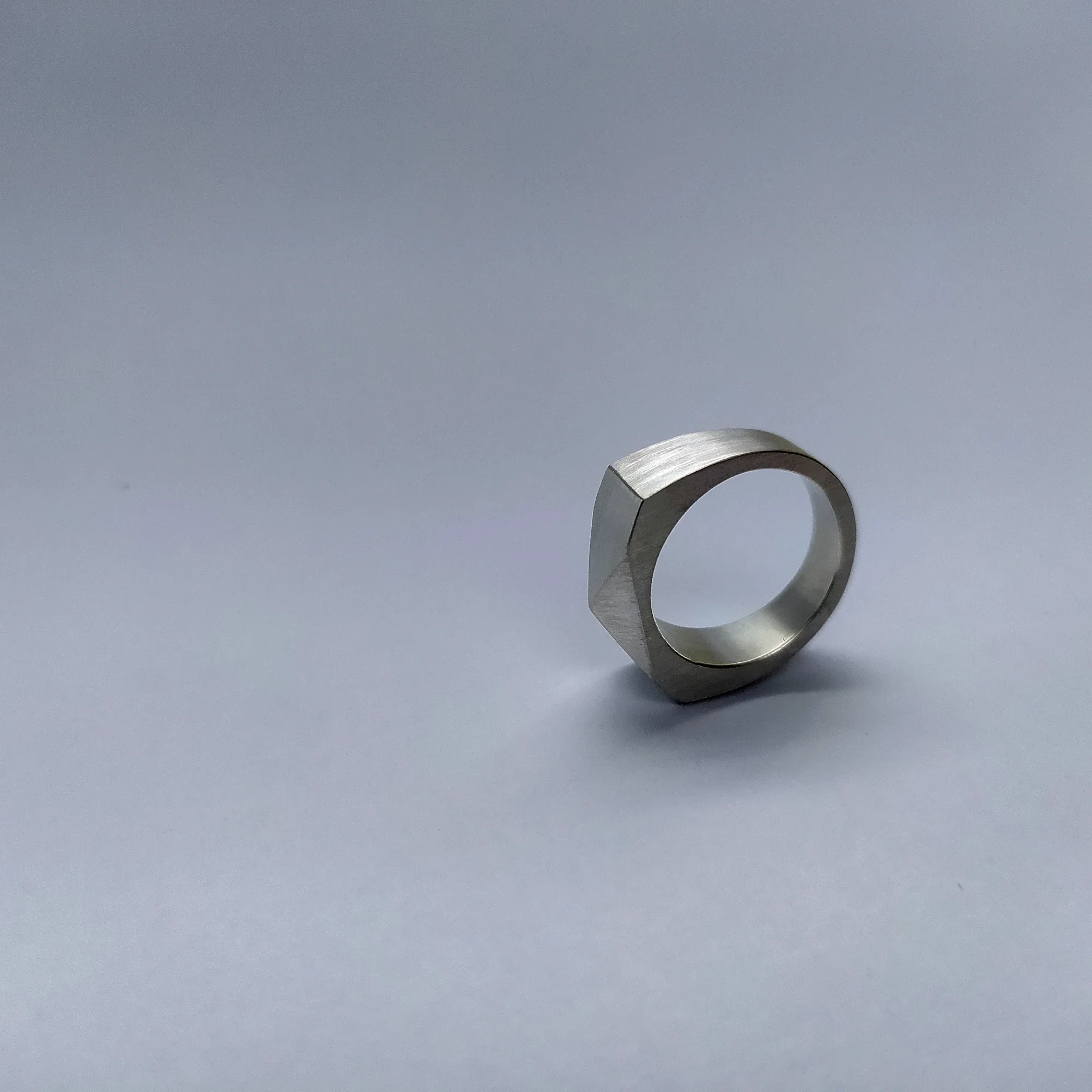 Stříbrný pánský hranatý masivní prsten