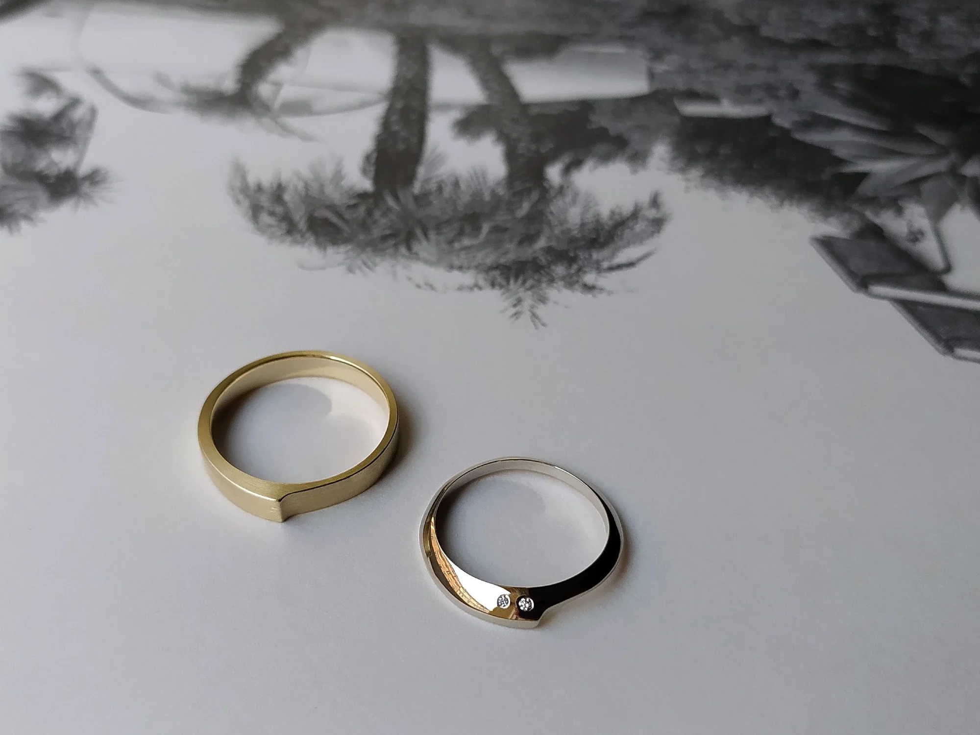 snubni-prsteny-vlna-minumalismus-lesk-mat-kombinace-delnice-marnivosti.webp