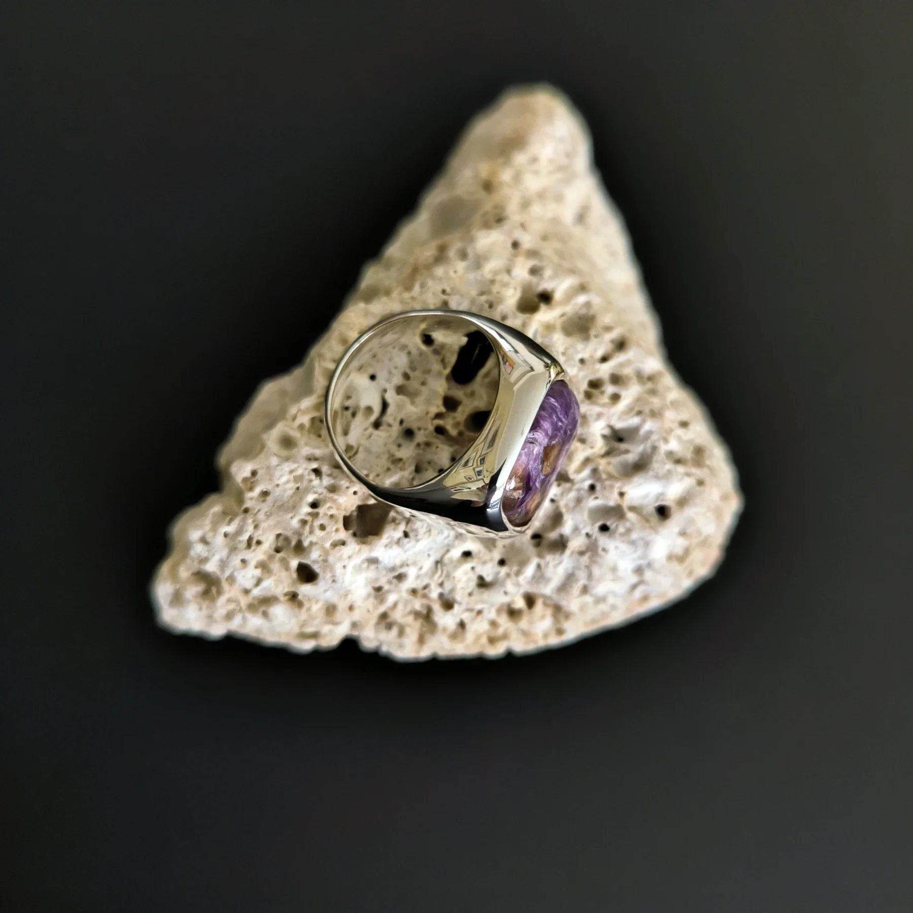 Pánský stříbrný prsten s fialovým kamenem Čaroit