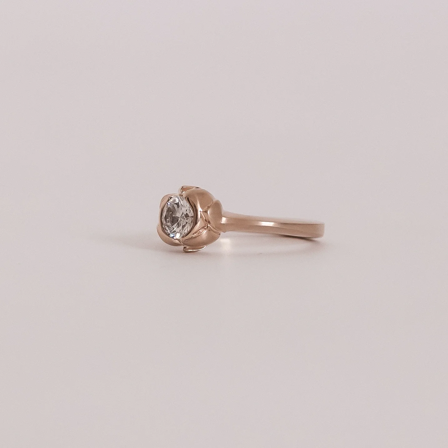 zasnubni-prsten-kvet-magnolia-rosegold-diamant-delnice-marnivosti.webp