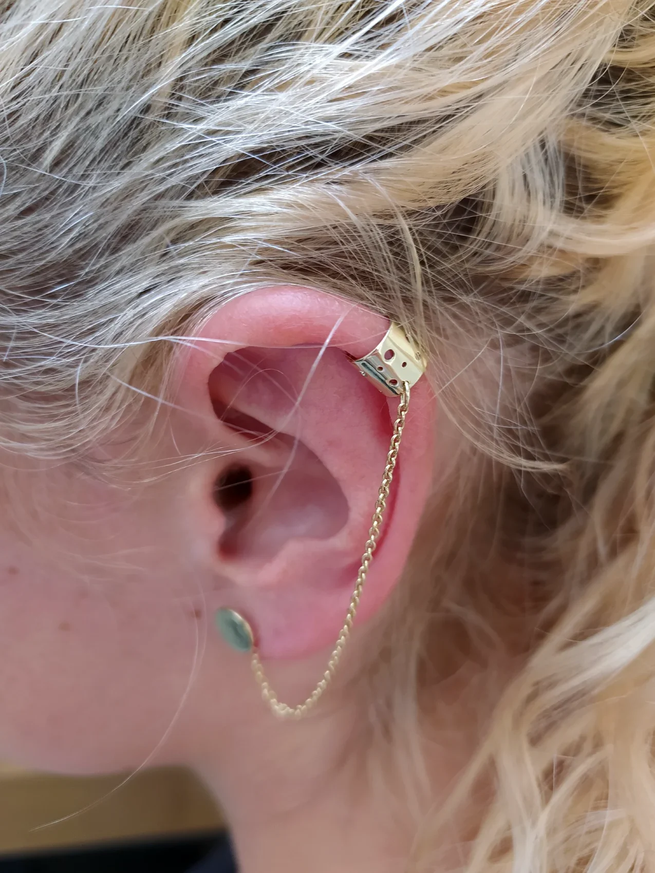 Sada zlatých náušnic s řetízkem na uchu