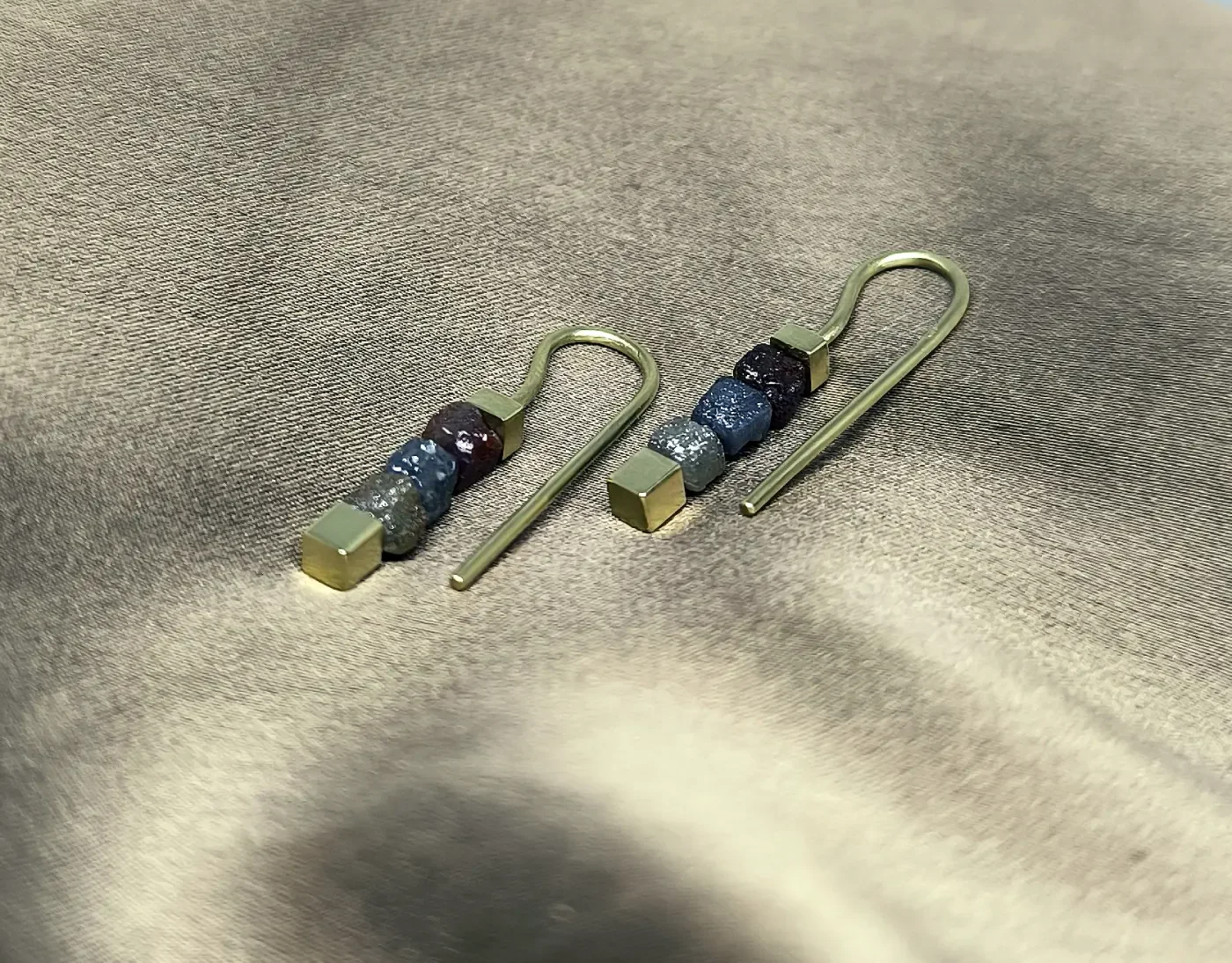 Zlaté náušnice se surovými diamanty