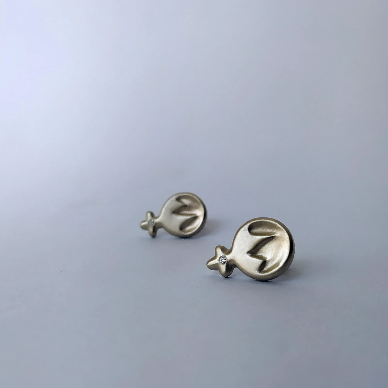 Modelované náušnice s bílého zlata s brilianty