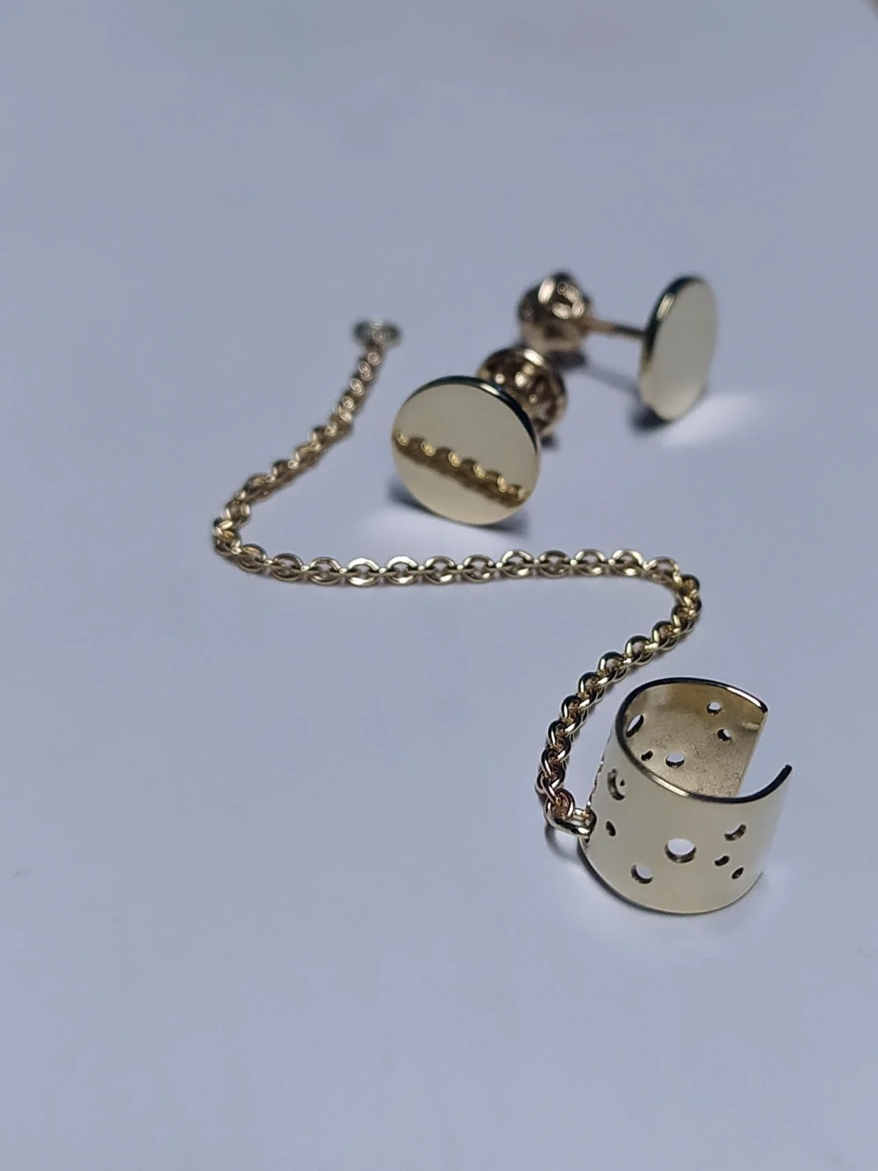 Sada zlatých náušnic a earcuffu s řetízkem