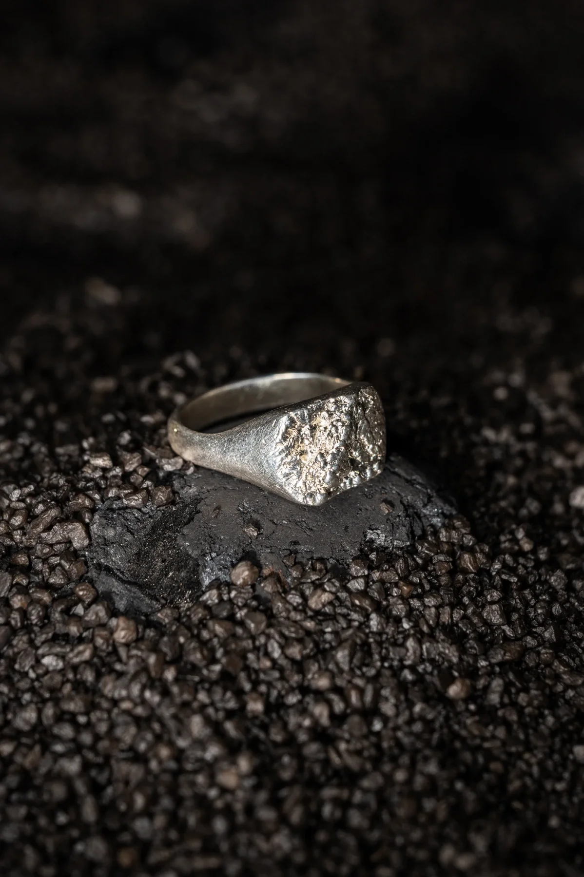signet-ring-markazit-silver-coal-stone-structure-delnice-marnivosti.webp
