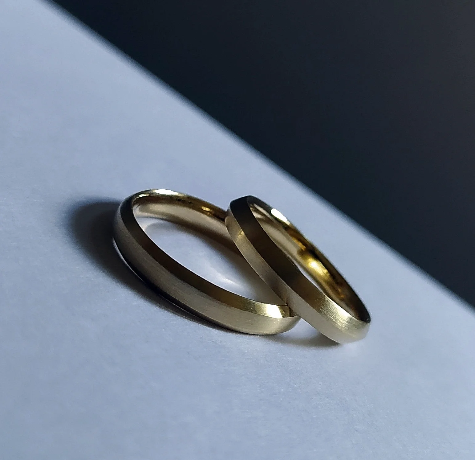 zlate-snubni-prsteny-hrana-matne-delnice-marnivosti.webp