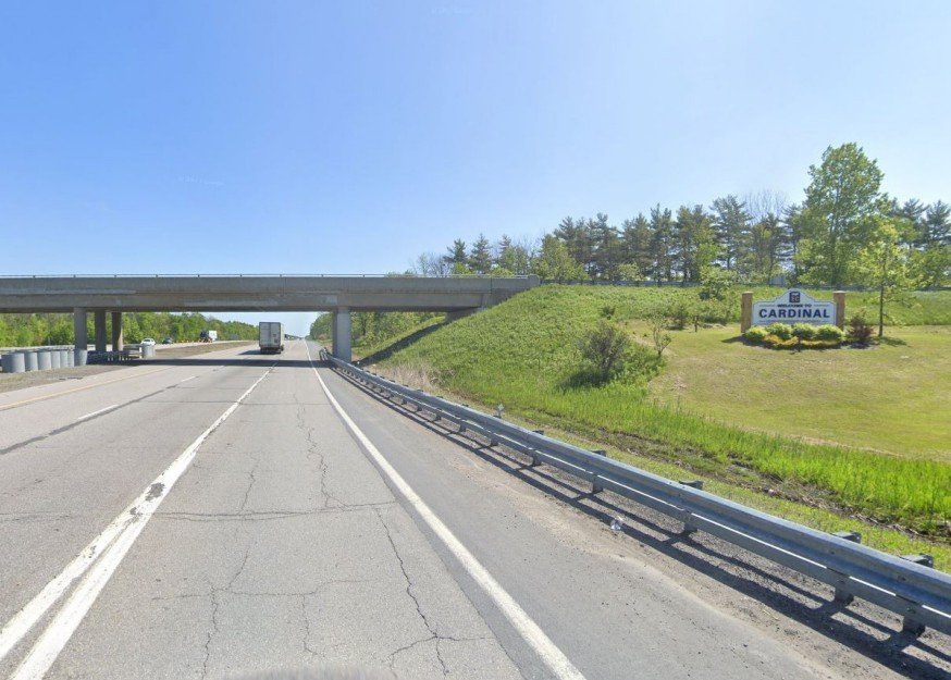 Photo showing a stretch of Highway 401 approaching the Shanly Road overpass.