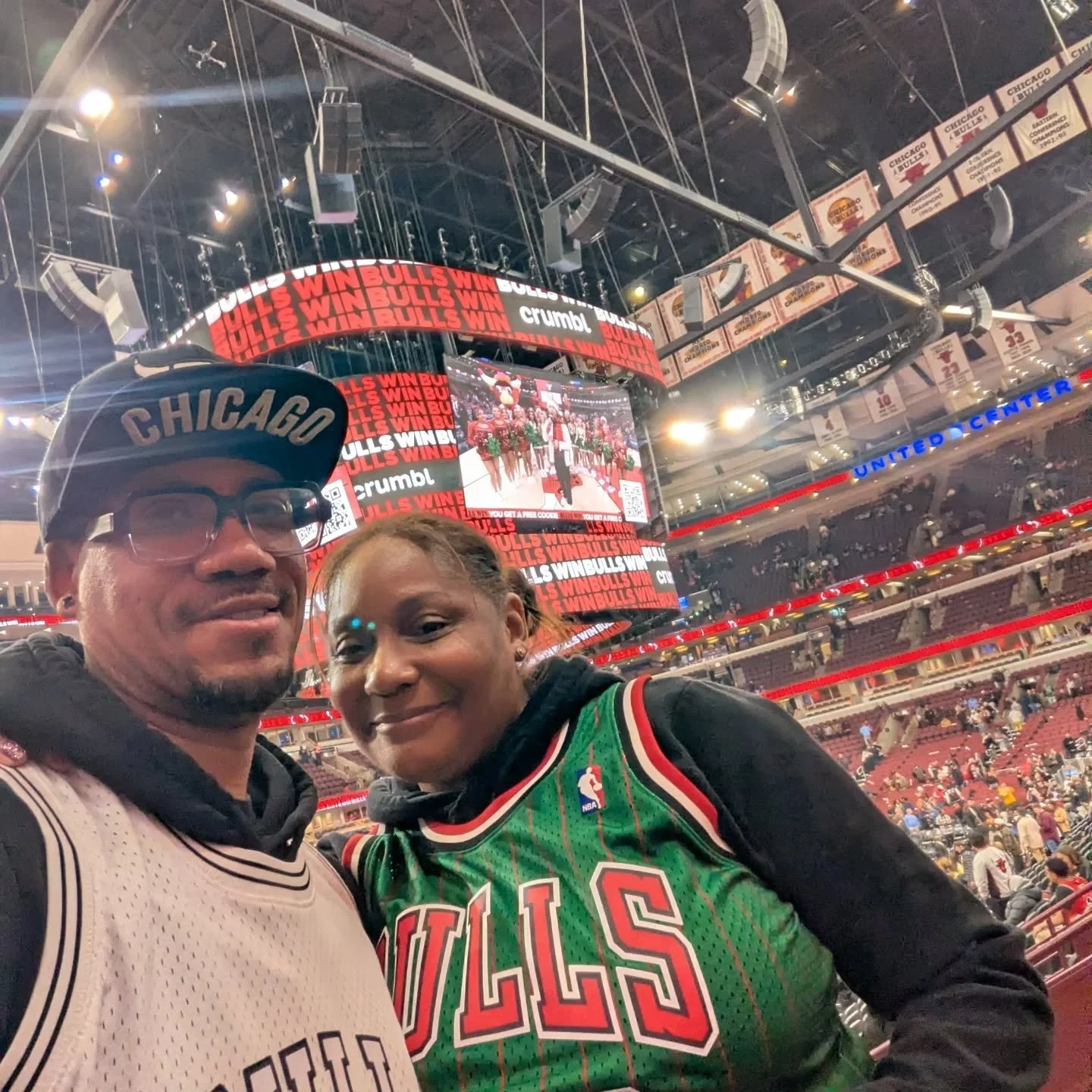 As our anniversary still lingers, wifey took me to my second home and surprised me with 100 level seats ❤️. Got the W, ate some nachos AND a glizzy,  and Benny gave me some dap!
#DateNightVibes
#BullsNation