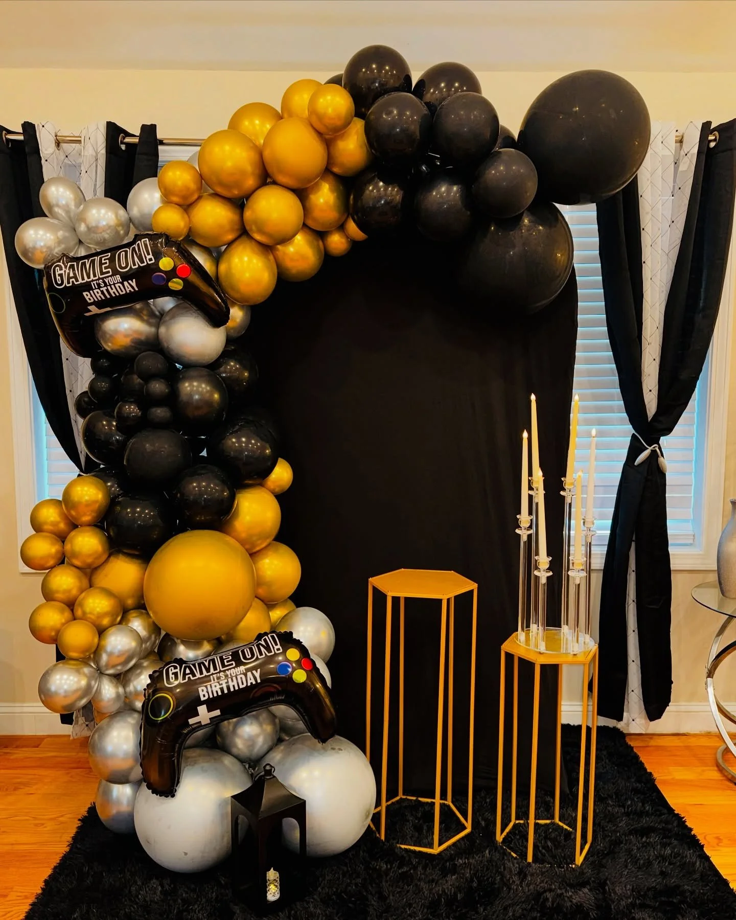 Celebrate a Chapter 29 birthday in style with a black, gold, and silver gamer theme featuring this stunning balloon arch decoration idea that merges refinement with gaming flair: 🎮