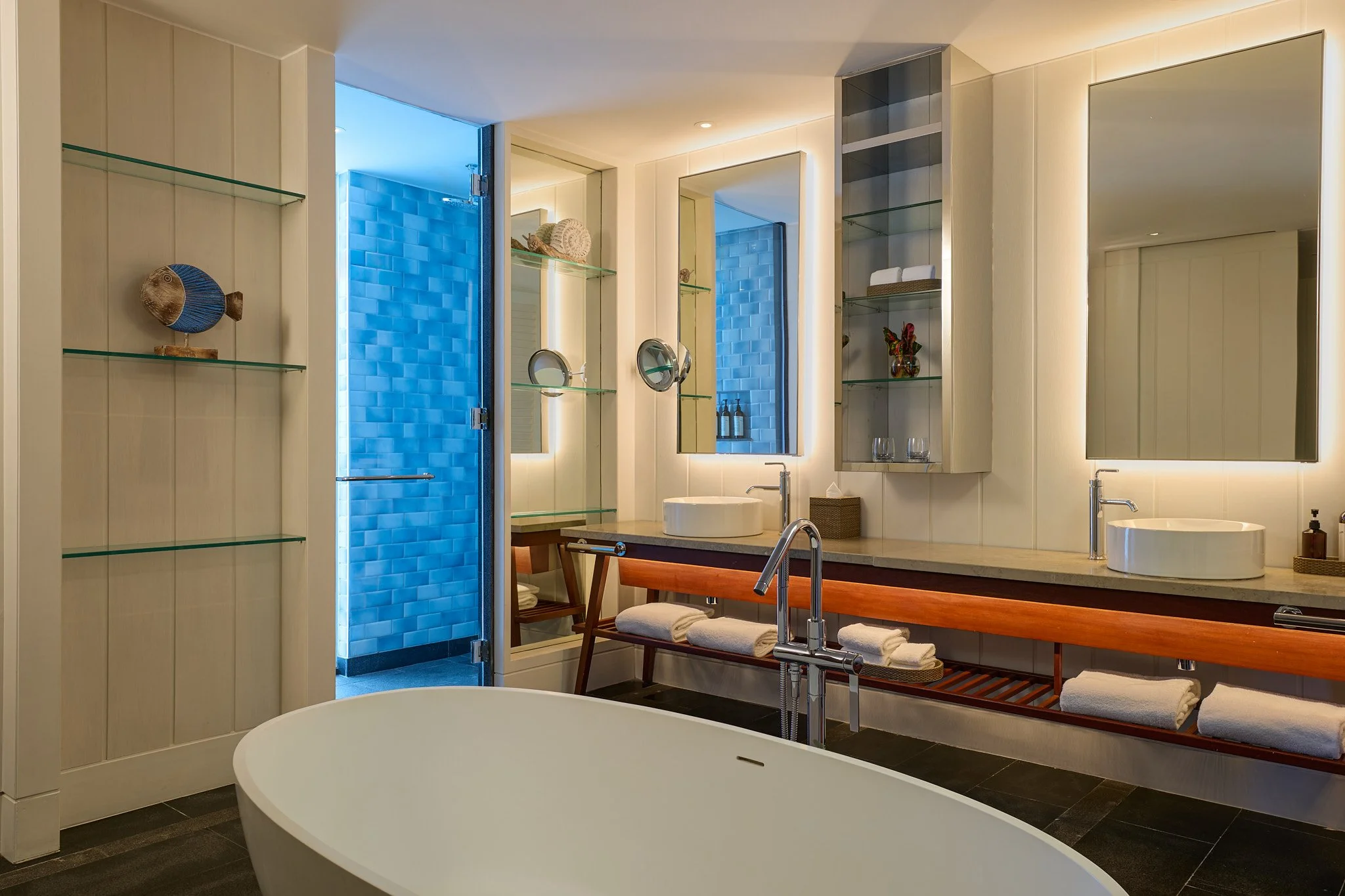 030_PRXS_Suite_Plunge_Deluxe_Bathroom_rm1421_PHSKB_60460.jpg