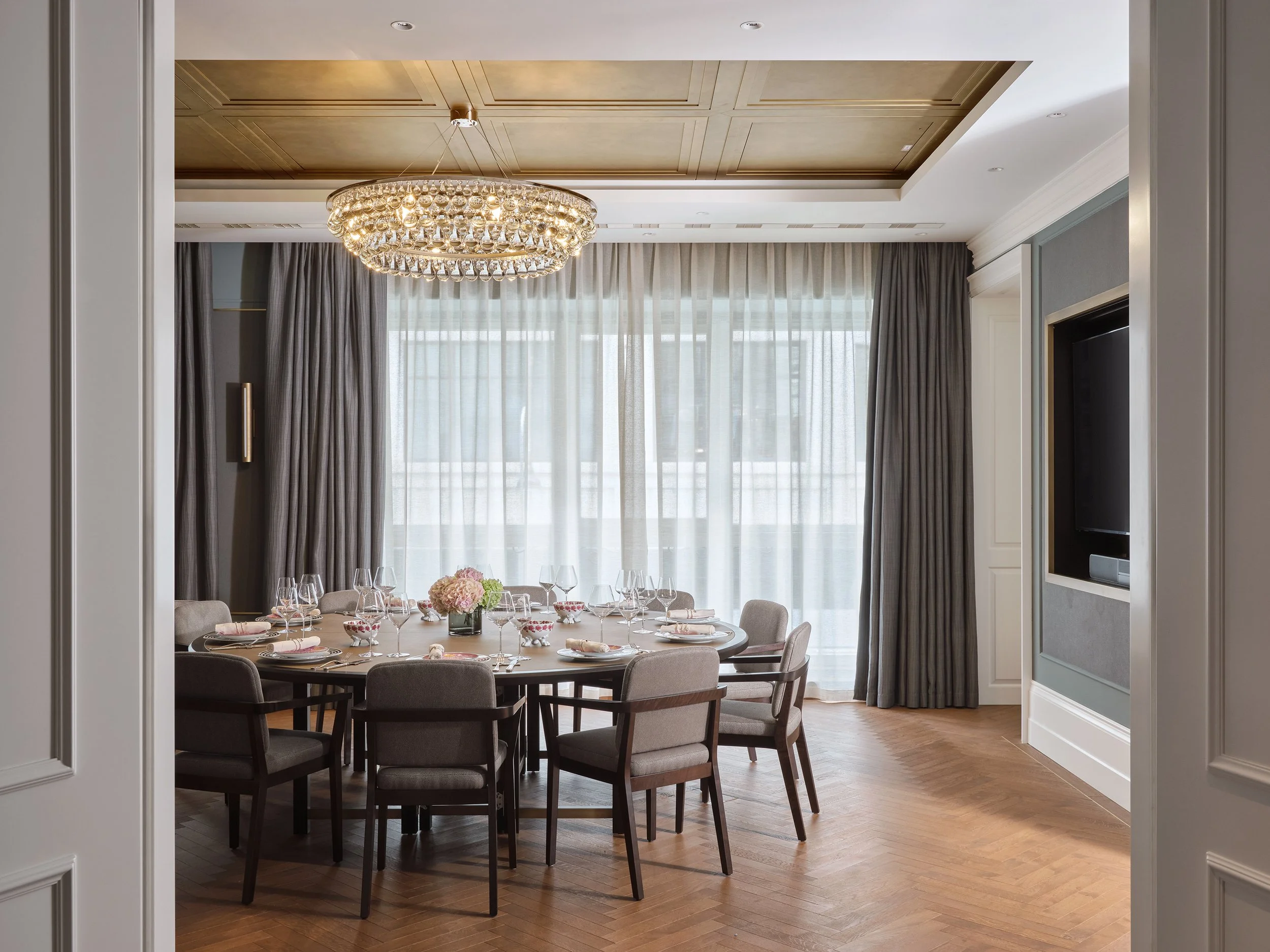 Rosewood Vienna_The Den_Round Table.jpg