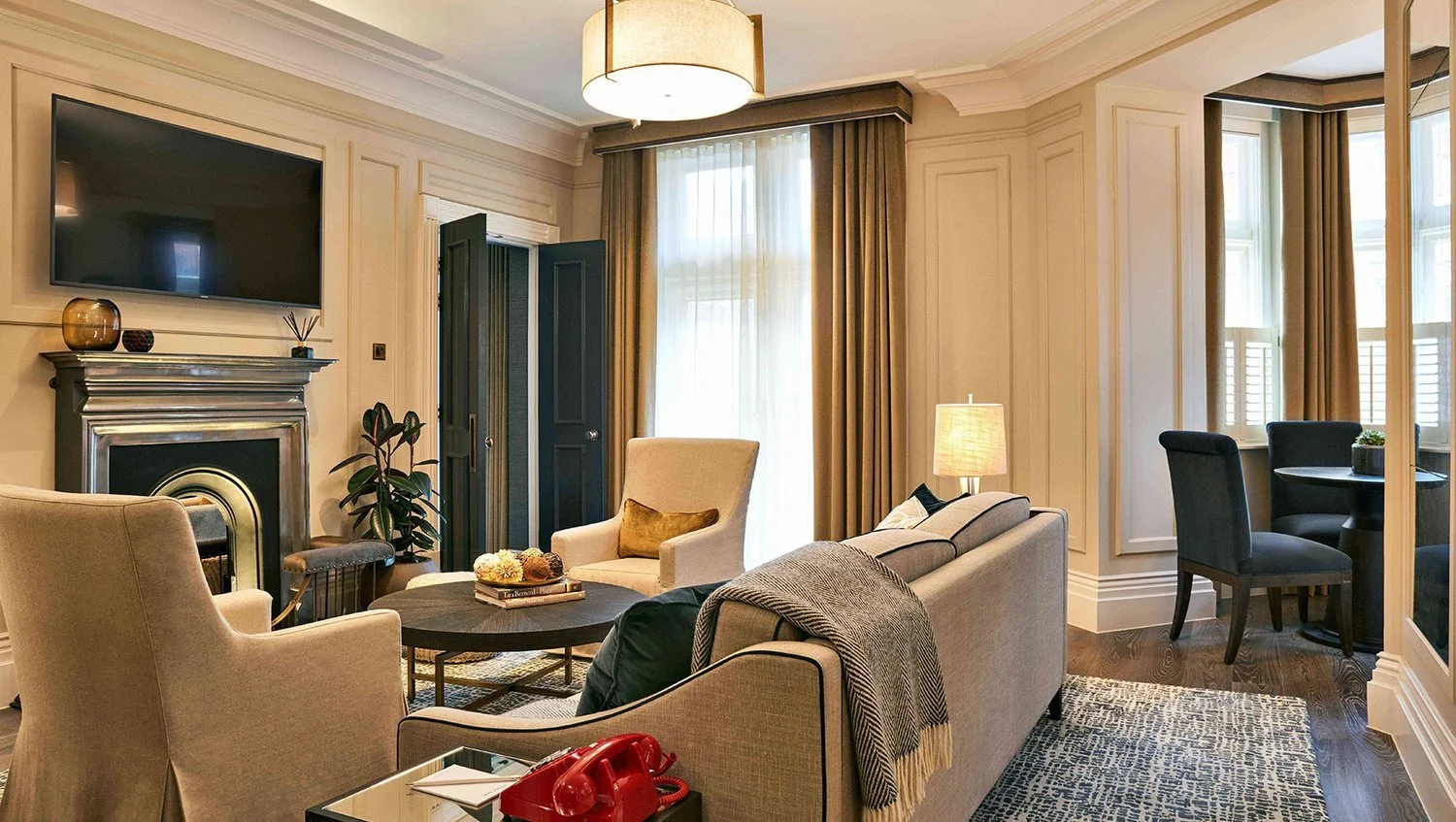 tpl-corner-suite-livingroom-tm-6ff709de-1 (1).jpeg