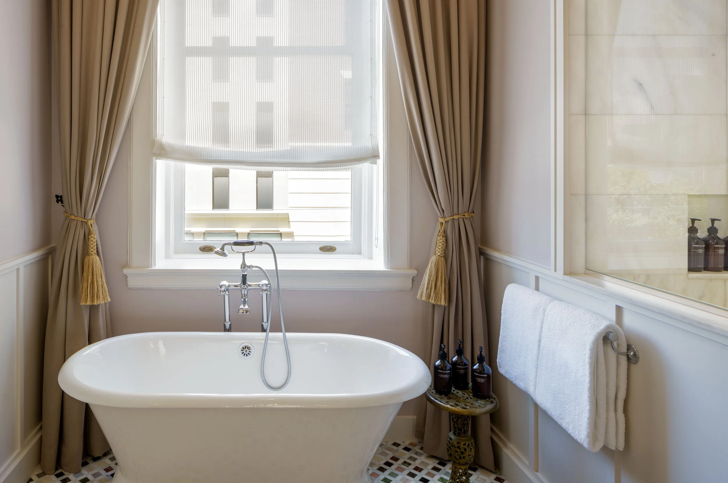 Maison-Metier-Bath-Tub-Studio-Grand-Corner.jpg