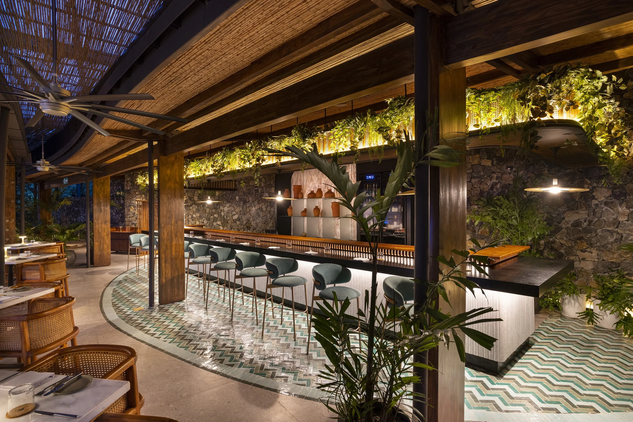 ANDAZ_COSTA_RICA_OSTRA_RESTAURANT.jpg