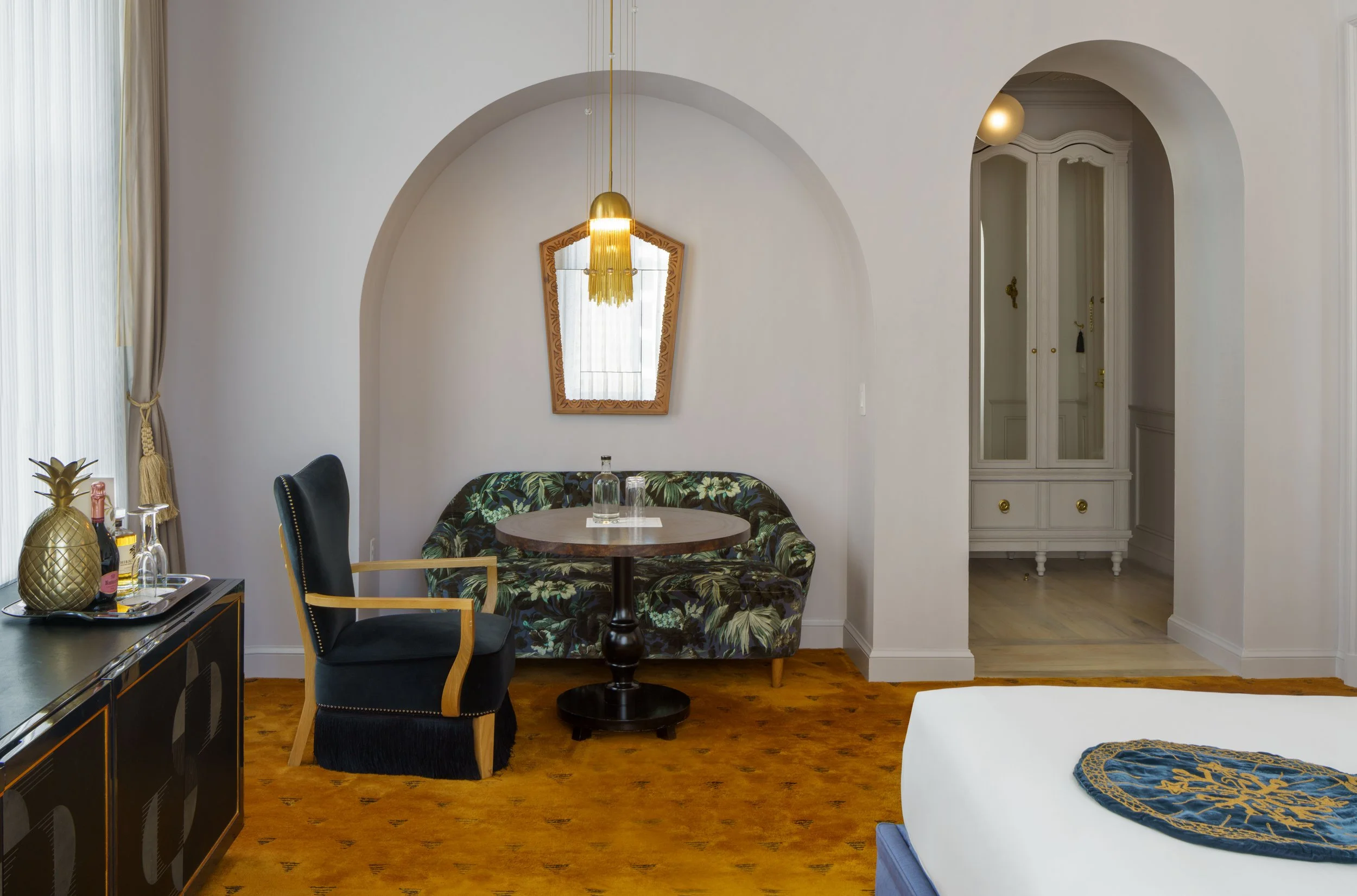 Maison-Metier-Premium-Luxury-King-Seating-Alcove.jpg