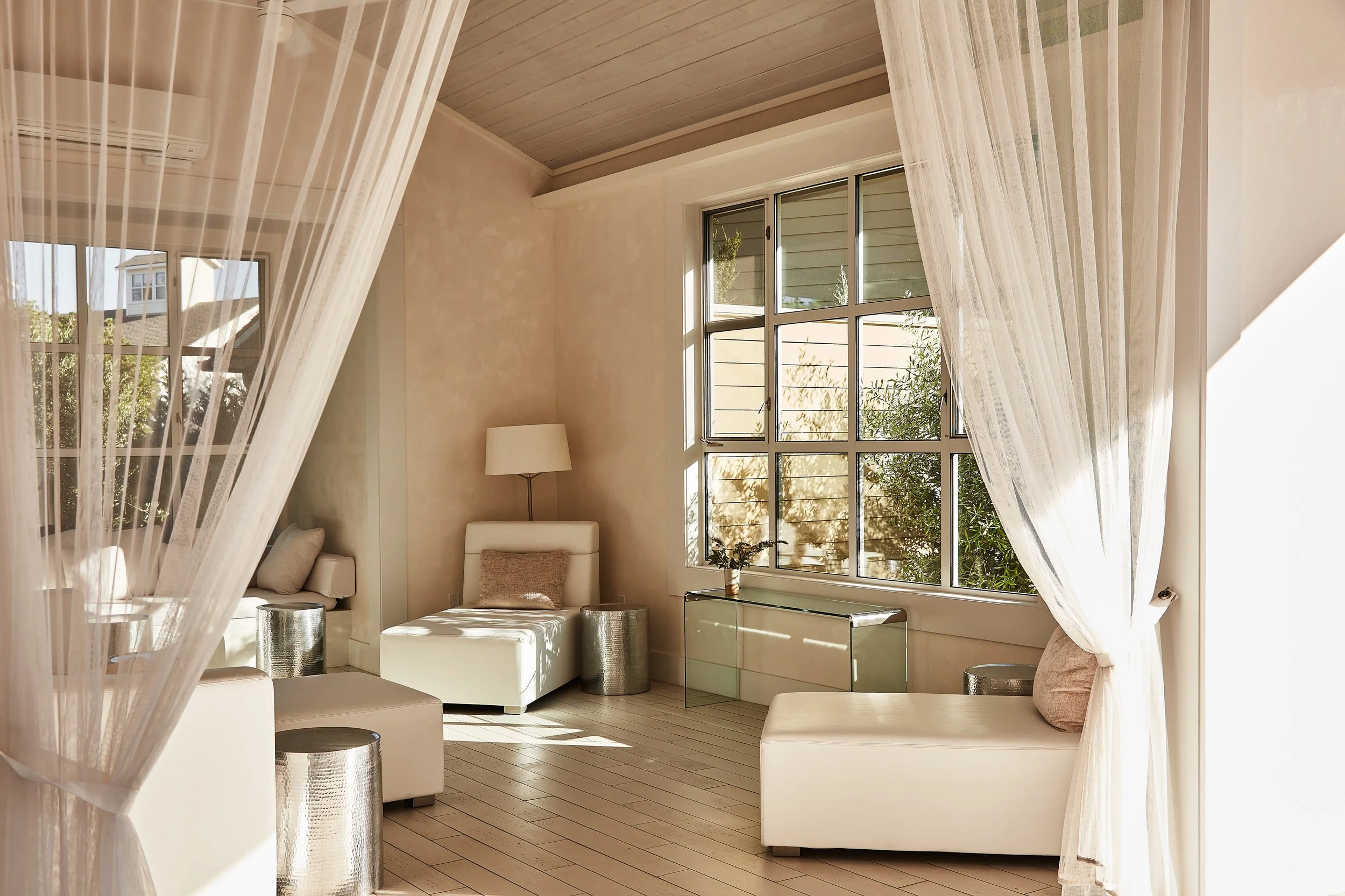 SOL_Spa_Treatments_Relaxation-Room_2021_050351 1.jpg